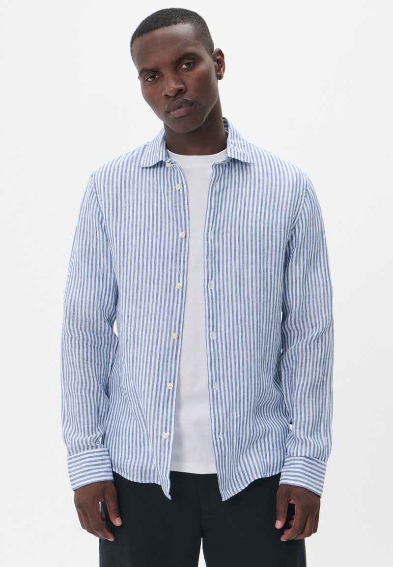 Camicia a maniche lunghe a righe blu e bianche, design con bottoni, realizzata in tessuto leggero, con colletto alla francese e polsini con righe a contrasto.