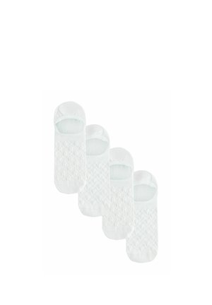 Patru perechi de șosete albe no-show cu un model texturat subtil, aranjate într-un rând decalajat pe fundal alb.