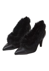Scarpe nere con tacco alto, design a punta e un morbido bordo in pelliccia nera lungo il margine superiore. Materiale in pelle liscia accentuato da una texture.