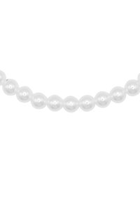 Collana di perle bianche con perle ovali lisce dalla superficie lucida, infilate insieme in un'unica fila.