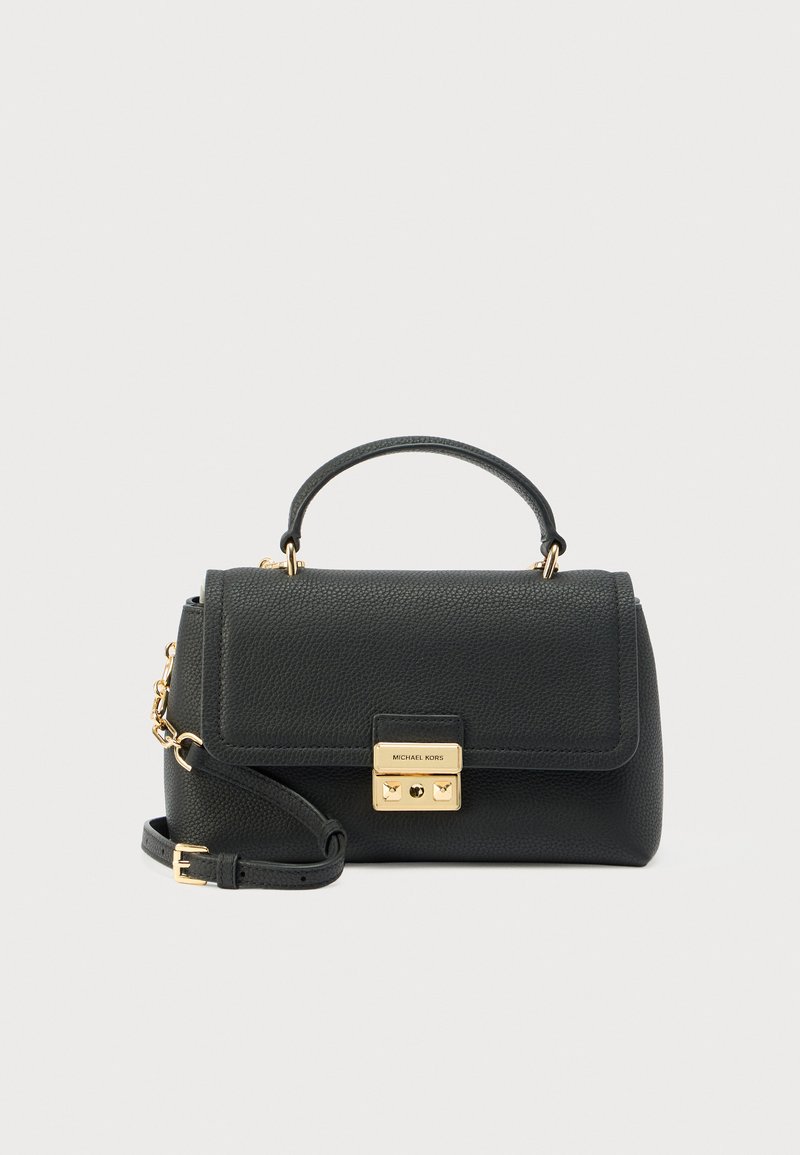 Bolso de piel negra con asa superior, correa de hombro ajustable y cierre con candado en tono dorado grabado con "Michael Kors" en la solapa frontal.