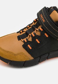 Geox FLEXYPER B - Boots à talons - black/dark yellow