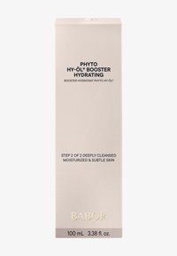 Booster idratante Phyto Hy-Öl di Babor in una scatola opaca beige con testo nero e dettagli dorati, 100 mL, etichettato come Passo 2 per la cura della pelle.