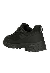 Scarpa da hiking nera con tomaia texturizzata, suola robusta con tacchetti per grip e collare imbottito. Include dettagli riflettenti sul tallone.