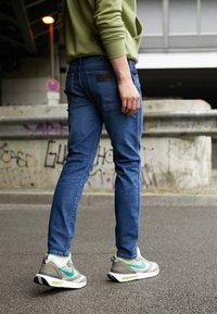 Wrangler LARSTON - Calças de ganga justas - dark-blue denim