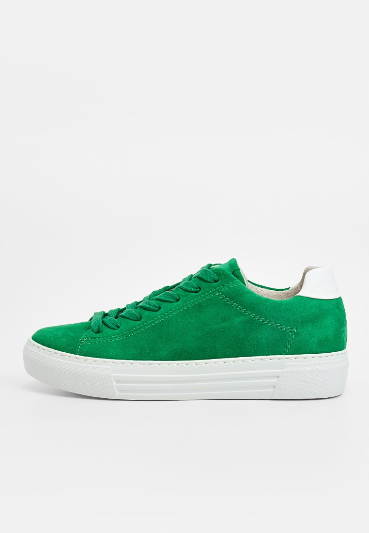 Grüne Wildleder-Sneaker mit niedriger Silhouette, weißer Gummisohle und weißem Fersenelement, ausgestattet mit grünen Schnürsenkeln und seitlichen Nähdetails.