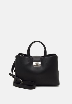 Sac à main en cuir noir avec finition texturée, deux poignées supérieures et une bandoulière amovible. Équipé de ferrures argentées et d'une fermeture à boucle.