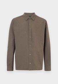 Καφέ μπλούζα με μακριά μανίκια, μυτερό γιακά, κλείσιμο με κουμπιά τύπου snap και μινιμαλιστικό σχέδιο. Το ύφασμα φαίνεται λείο με ματ φινίρισμα.