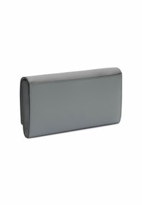 Portefeuille en cuir gris avec une finition texturée, de forme rectangulaire et aux bords lisses. Présente des coutures le long de la couture pour accentuer.
