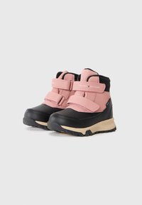 Botas sintéticas rosas y negras con dos correas de Velcro, suelas de goma y un tobillo acolchado para soporte. Presentan un logo de Tommy Hilfiger.