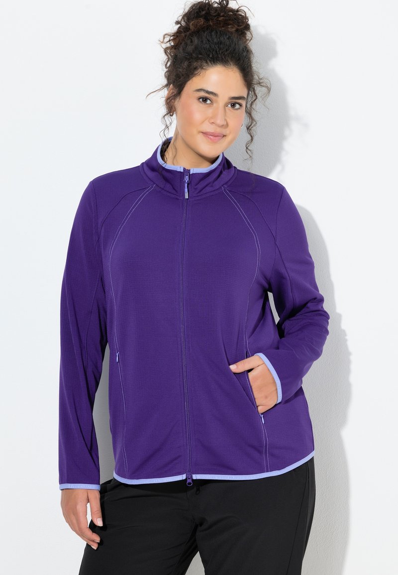 Fioletowa bluza na zamek z wysokim kołnierzem, kontrastowymi jasnoniebieskimi detalami i bocznymi kieszeniami; wykonana z gładkiego, lekkiego materiału.