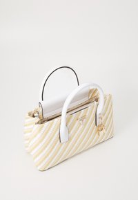 Sac à main rayé crème et jaune avec des accents en cuir blanc, deux poignées, une fermeture éclair et un détail de logo. Motif tissé texturé.