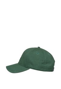 Grøn baseballkasket lavet af bomuld. Har en buet skygge, seks paneler og øjenlåg til ventilation. Sort logo på forsiden.
