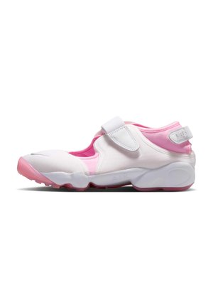 Biało-różowy sneaker Nike z regulowanym paskiem na rzep, amortyzowaną podeszwą i niskim krojem, widoczny z boku na białym tle.