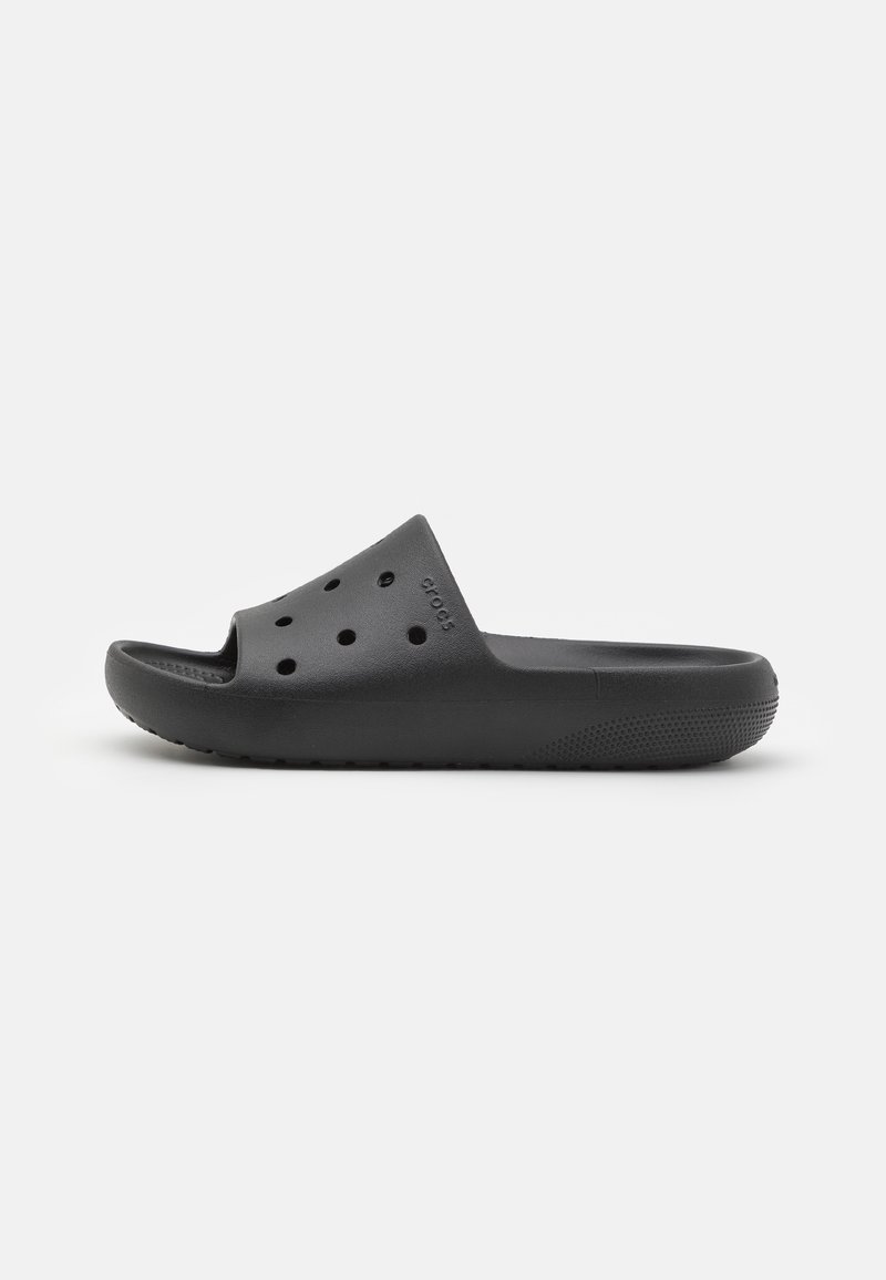 Sandale noire sans lacets avec bout ouvert, bride perforée, semelle texturée et légère élévation du talon.