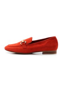 Rode suède loafers met een platte hak, voorzien van een gouden hardware accent aan de voorkant en een klassieke, gestroomlijnde vorm.