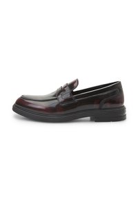Melni un bordo ādas loafers ar gludu, spīdīgu apdari. Iespējas ar izšūtu purngalu un zemu melnu gumijas zoli. Klasisks dizains.