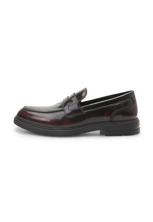 Mocasines de cuero negro y burdeos con un acabado suave y brillante. Presentan una puntera cosida y una suela baja de goma negra. Diseño clásico.