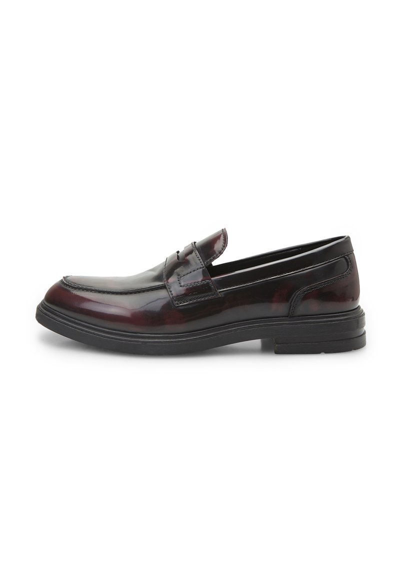 Melni un bordo ādas loafers ar gludu, spīdīgu apdari. Iespējas ar izšūtu purngalu un zemu melnu gumijas zoli. Klasisks dizains.