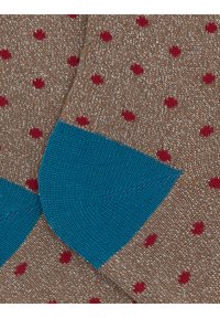 Calzini marroni con pois rossi, con polsino a coste turchese e punta rinforzata. Il materiale ha un leggero effetto scintillante.