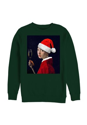 Groene sweatshirt met een meisje met een kerstmanmuts en rode mantel, die een champagneglas vasthoudt, geïnspireerd op Vermeers Meisje met de parel.