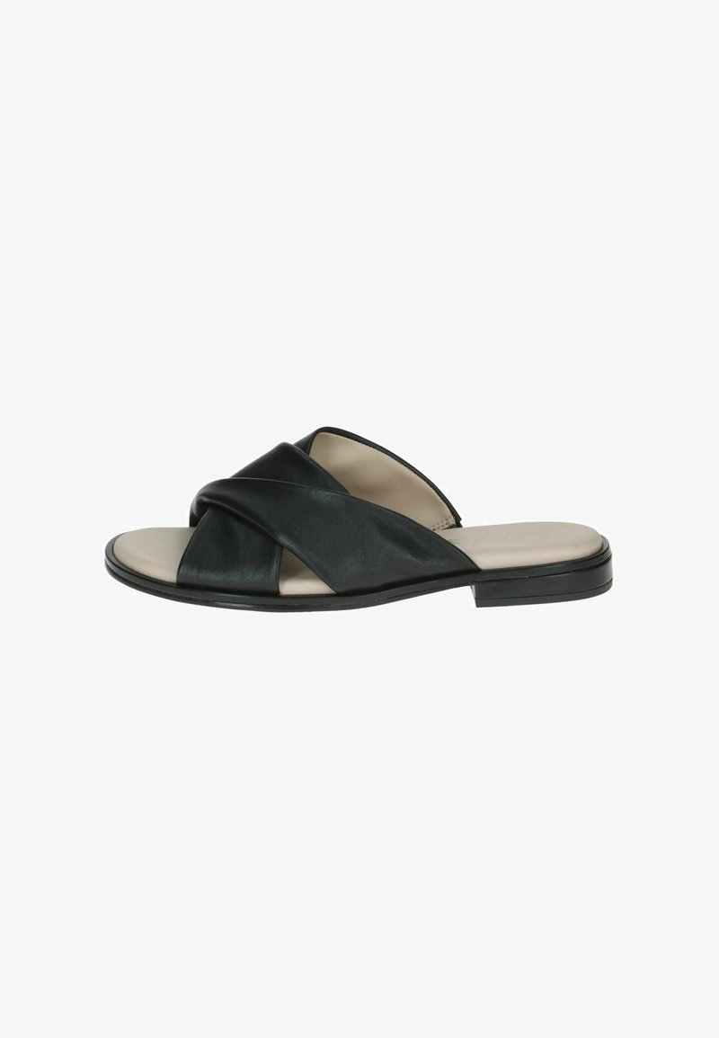 Sandale plate noire à enfiler avec larges brides croisées en cuir et semelle intérieure beige rembourrée sur semelle basse.