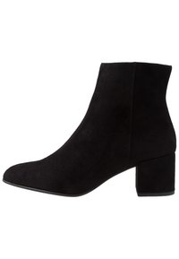 Stivale alla caviglia in suede nero con tacco a blocco, punta arrotondata e parte superiore liscia, mostrato dal lato esterno su uno sfondo bianco.