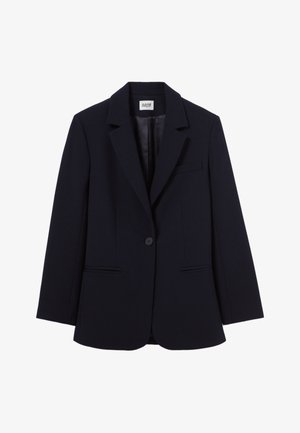 Blazer de un navy oscuro hecho de tela suave. Presenta un cierre de un solo botón, solapas muescas y dos bolsillos frontales con solapas.