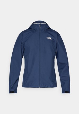 Giacca impermeabile blu navy con zip completa, cappuccio e logo sul lato sinistro del petto. Presenta polsini elasticizzati e tasche laterali.