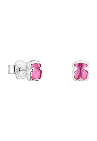 Pendientes de plata con centros en forma de oso rosa, uno mostrando vista frontal y otro mostrando la parte trasera con cierre de mariposa.