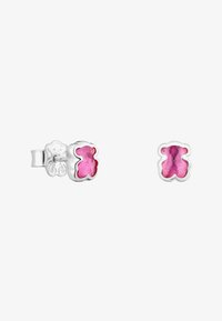 Pendientes de plata con centros en forma de oso rosa, uno mostrando vista frontal y otro mostrando la parte trasera con cierre de mariposa.