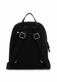 Czarny plecak o gładkiej fakturze, z podwójnymi regulowanymi paskami, srebrnymi okuciami i zapinaną na zamek kieszenią z przodu.