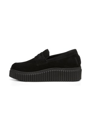 Sort ruskind platform loafers med tyk rillede sål og lav hæl, sidevisning på hvid baggrund.