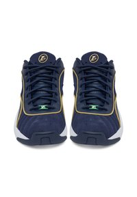 Námornícke semišové tenisky so zlatými akcentmi, štruktúrovaným dizajnom, zeleným logom na jazyku, zaoblenou špičkou a bielou gumovou podrážkou. Obsahujú hrubé šnúrky.