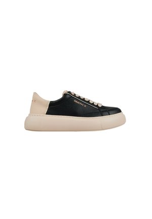 Niskie sneakersy z czarną teksturowaną cholewką, beżowym obcasem i grubą beżową podeszwą, beżowymi sznurowadłami oraz logo "SMITH X" z boku.