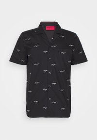 Korte mouw zwarte shirt van katoen, met een wit herhalend logo-ontwerp, een knoopsluiting aan de voorkant en een enkele borstzak.