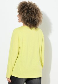 Ulla Popken OFFENKANTIGE NÄHTE, CLASSIC, RUNDHALS, LANGARM - Longsleeve - green-yellow