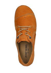 Scarpa in pelle arancione con finitura testurizzata, punta rotonda, cuciture a contrasto e chiusura con lacci. L'etichetta interna riporta la dicitura "Josef Seibel."
