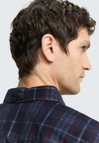 Marine geruite overhemd met rode en witte lijnen; knoopdetail aan de achterkant van de kraag; gestructureerde stof; voorzien van een korte kraag en subtiele glans.