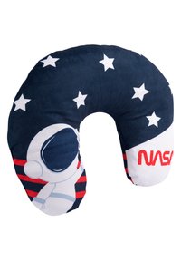 Cuscino a forma di U di colore blu navy con stelle bianche e logo NASA. Presenta un design stampato di un astronauta su un lato, realizzato in tessuto morbido.
