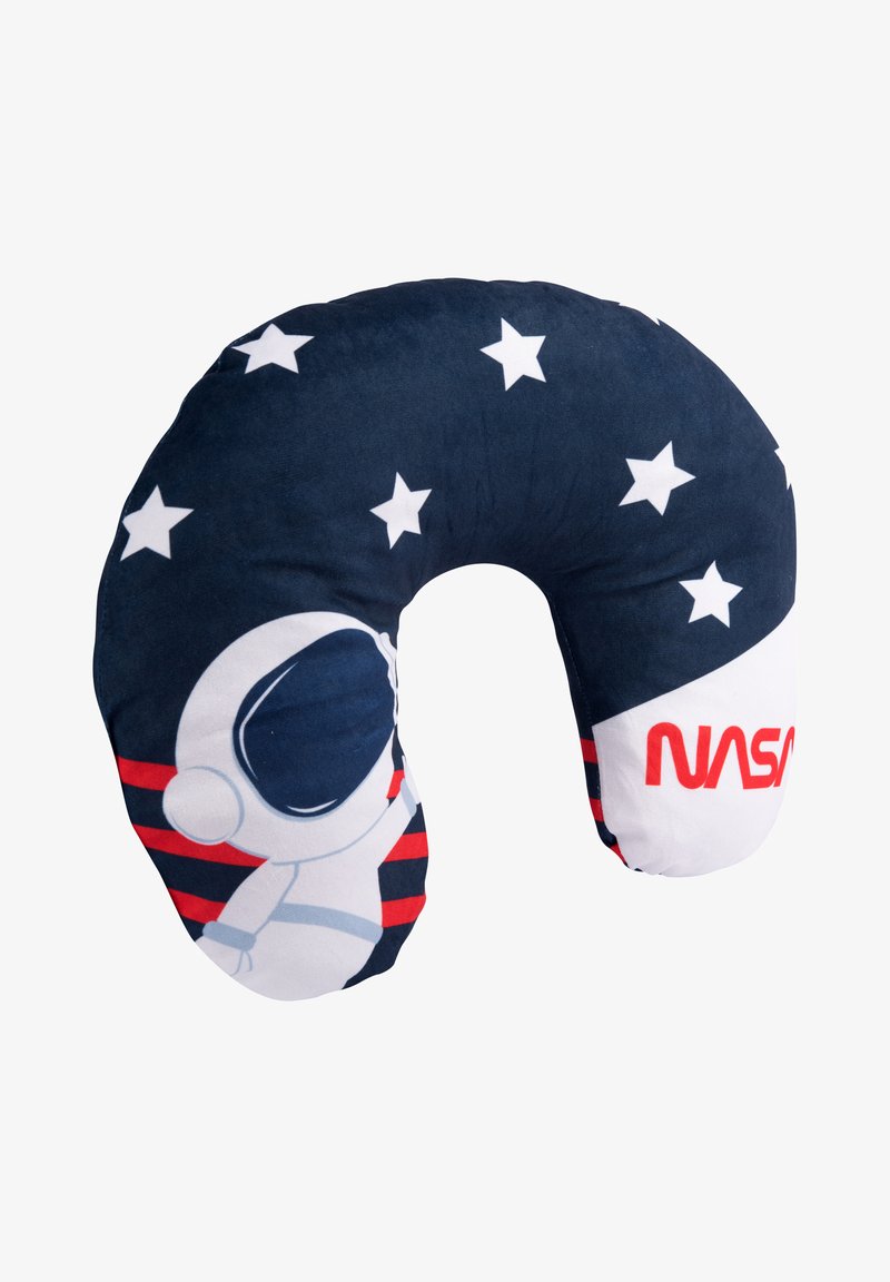 Cuscino a forma di U di colore blu navy con stelle bianche e logo NASA. Presenta un design stampato di un astronauta su un lato, realizzato in tessuto morbido.