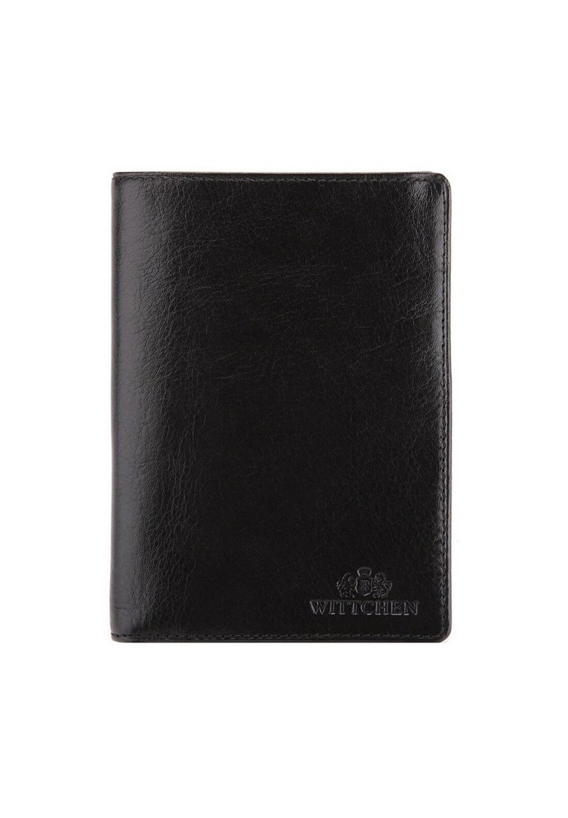 Portafoglio per passaporto in pelle nera con texture liscia, logo impresso e bordi puliti. Forma rettangolare compatta, adatta per documenti di viaggio.