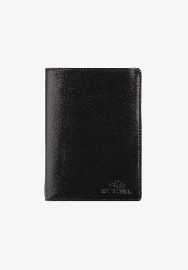 Portafoglio per passaporto in pelle nera con texture liscia, logo impresso e bordi puliti. Forma rettangolare compatta, adatta per documenti di viaggio.