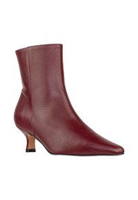 Stivale alla caviglia in pelle bordeaux con punta affusolata e tacco a kitten di 5 cm. Texture liscia e design minimale, caratterizzato da una silhouette elegante.