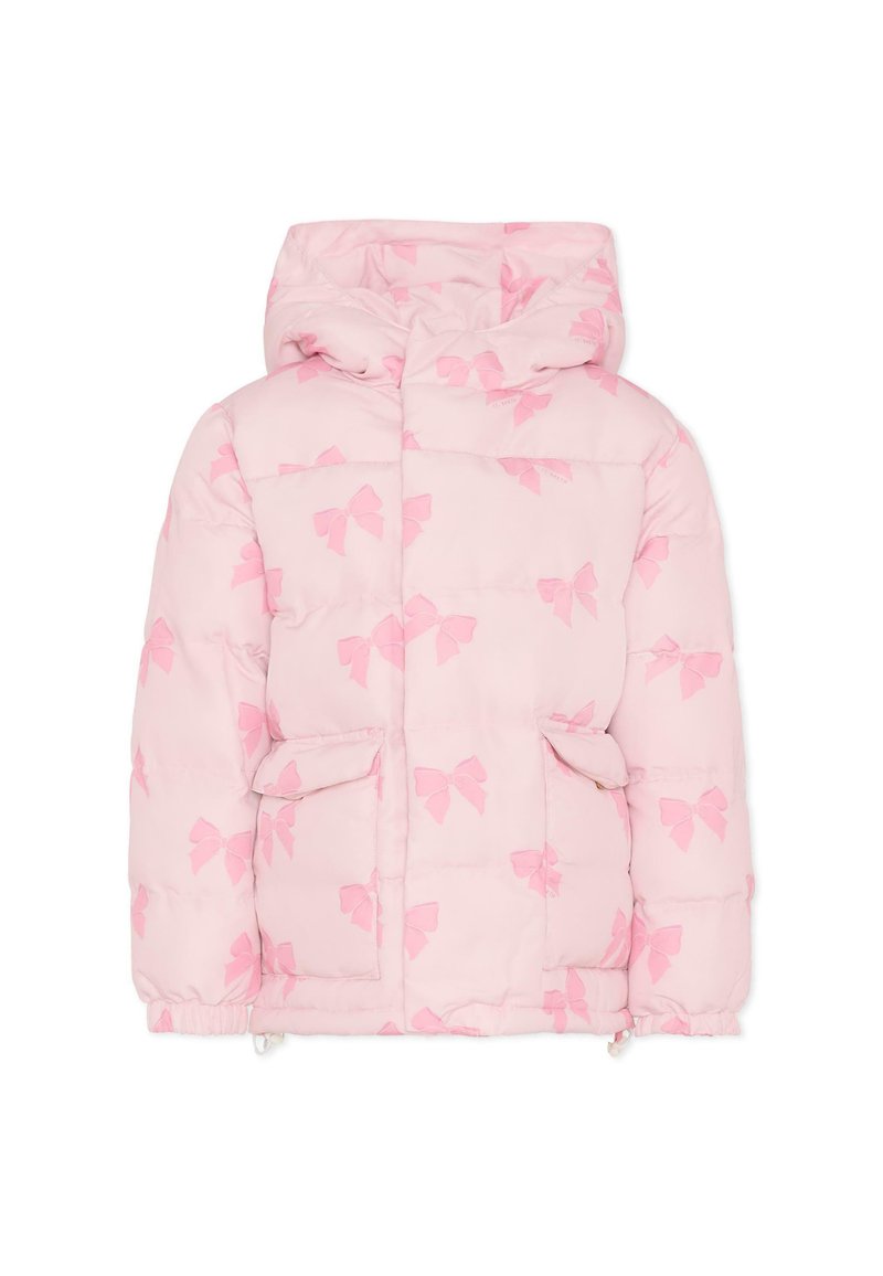 Giacca imbottita rosa con cappuccio, caratterizzata da un motivo ripetuto di fiocchi rosa scuri. Ha due tasche frontali e polsini elastici.