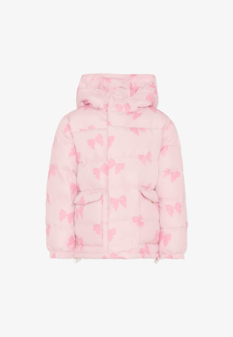 Doudoune rose avec capuche, ornée d'un motif répétitif de nœuds roses plus foncés. Elle possède deux poches avant et des poignets élastiques.