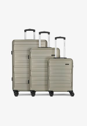 Drie harde koffers in een gedempt olijfgroen kleur hebben een textuur aan de buitenzijde, uitschuifbare handvatten en vier wielen voor mobiliteit.