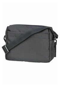 Borsa a tracolla grigia in tessuto testurizzato con chiusura a zip e tracolla regolabile. Presenta una piccola tasca frontale e una forma rettangolare.