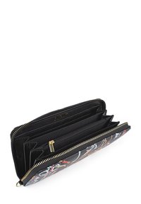 Cartera de cremallera larga en negro con acentos impresos coloridos. Cuenta con múltiples ranuras para tarjetas, un compartimento con cremallera y herrajes en tono dorado.