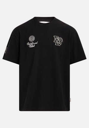 Czarny bawełniany t-shirt z okrągłym dekoltem i krótkimi rękawami. Na przodzie i rękawie znajdują się haftowane logo w białym i złotym kolorze.